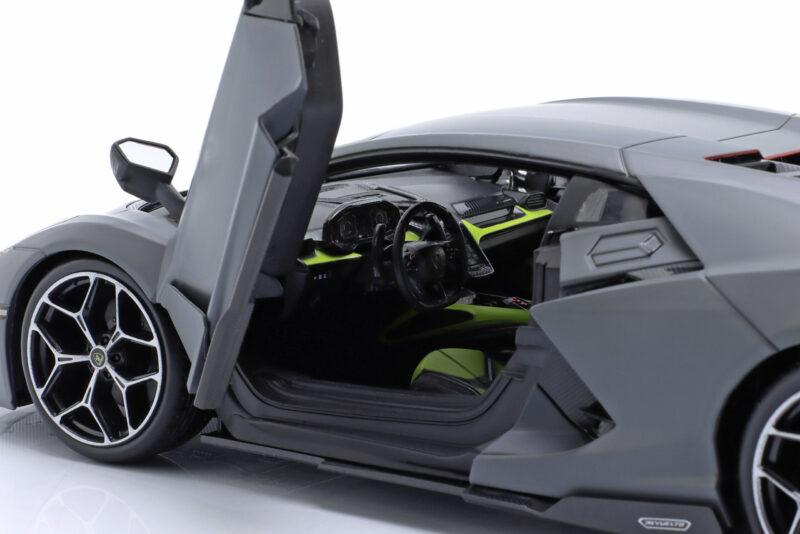 Lamborghini Revuelto Hybrid Baujahr 2023 grau 1:18 Maisto – Bild 5